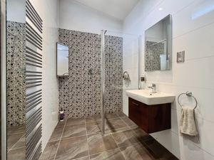 Family Shower Room- click for photo gallery